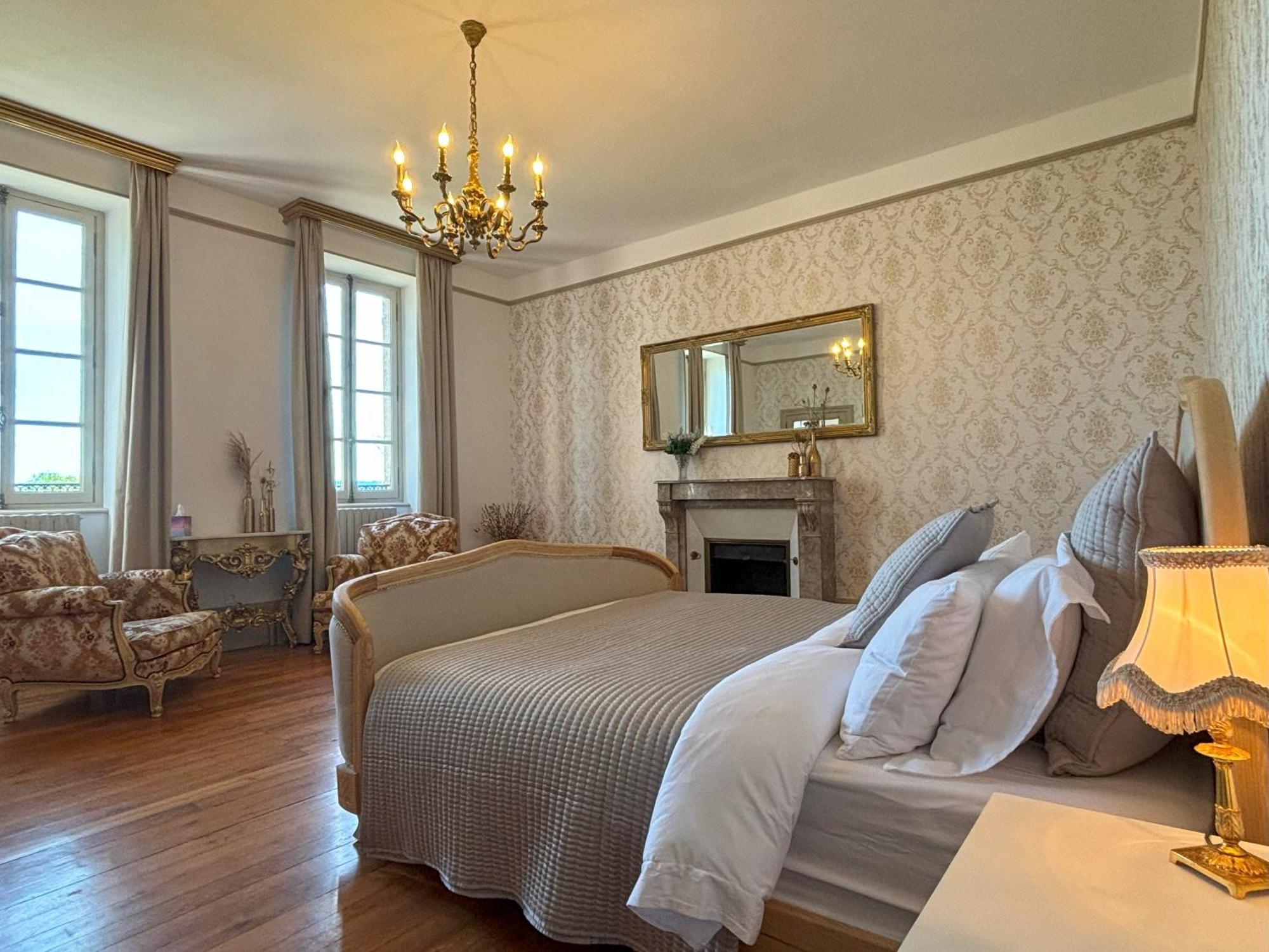 Chateau De Bruges Lapeyrouse ภายนอก รูปภาพ